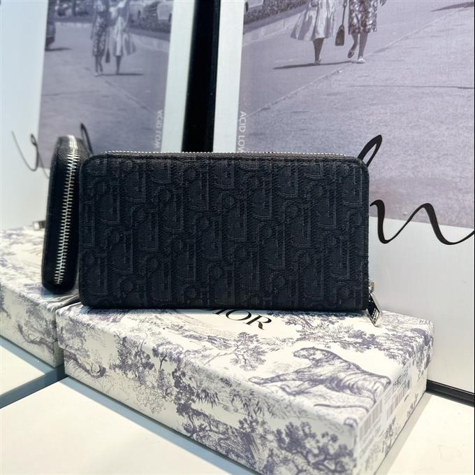 2025228Y 210P182141843